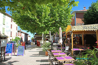 Aiguines, terrasses et rue