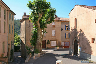 Sainte Anastasie sur Issole, placette devant l'église