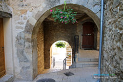 Artignosc sur Verdon, vaulted passage-way Artignosc sur Verdon, vaulted passage-way