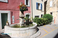 Bagnols en Forêt, fontaine