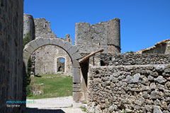 Bargeme, castle entry