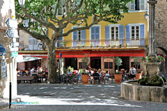 Bargemon, place de la grande fontaine avec ses terrasses de café