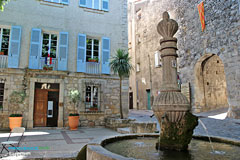 Bargemon, fontaine et place de la mairie Bargemon, fontaine et place de la mairie