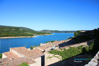 Bauduen, toits sur le lac de Sainte Croix