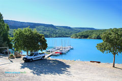 Bauduen, ponton sur le lac avec des voiliers Bauduen, ponton sur le lac avec des voiliers