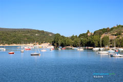 Bauduen, vue sur le lac de Sainte Croix et le port de plaisance