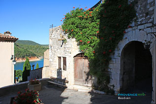 Bauduen, dans le village