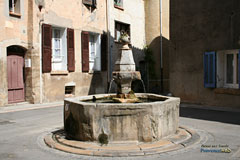 Besse sur Issole, fontaine romane