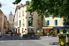 Besse sur Issole, place de la Marianne Besse sur Issole, place de la Marianne