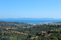 Bormes les Mimosas, vue sur la mer le l'île de Porquerolles Bormes les Mimosas, vue sur la mer le l'île de Porquerolles