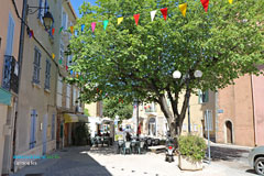 Carnoules, terrasse de café devant la mairie