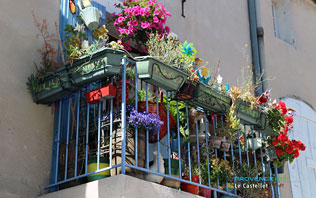 Le Castellet, balcon fleuri