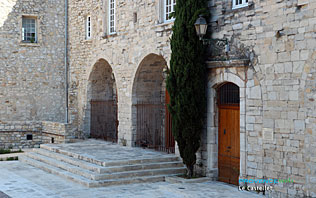 Le Castellet, dans la cour du château