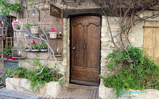 Le Castellet, porte ancienne typique