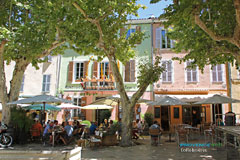 Collobrières, terrasses de cafés et de restaurants