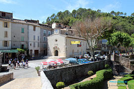 Place du village d'Entrecasteaux