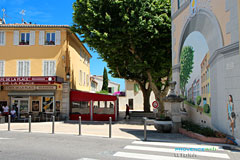 La Farlède, place, terrasse et trompe l'oeil