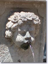 Fréjus - Détail de fontaine