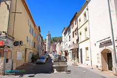 Gonfaron, fontaine et tour de l'horloge