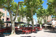 Gonfaron, terrasses de café sur la grande place