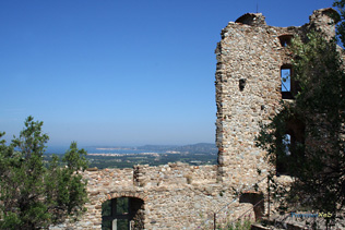 Grimaud, tour en ruine et vue panoramique