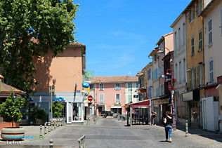La Crau, shopping street