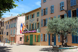 La Motte, mairie et place du village