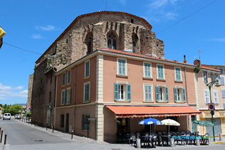 Le Muy, terrasse de café derrière l'église