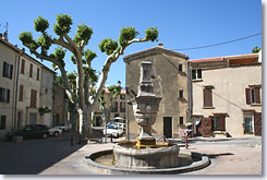 Mazaugues, square with its fountain