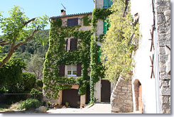 Méounes les Montrieux, maisons