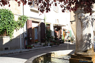Meounes les Montrieux, fountain