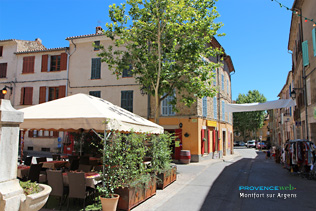Montfort sur Argens, terrasse sur la place du village