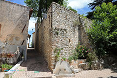 Ollières, rue droite et fontaine