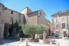 Pignans, place avec fontaine