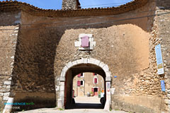 Pourcieux, porch of the castle courtyard