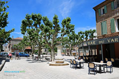 Pourrières, place avec terrasses et fontaine