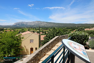 Pourrières, paysage panoramique de la Sainte Victoire
