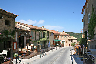Ramatuelle, rue avec restaurants