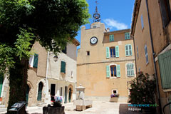 Régusse, place de l'église