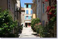 Saint-Tropez, flowered street