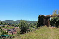 Salernes, ruines du château féodal au dessus du village