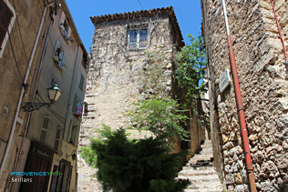 Seillans, calade street