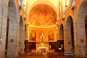Sollies Pont, autel à l'intérieur de la nef de l'église