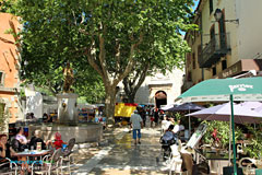 Sollies-Pont, place avec fontaine