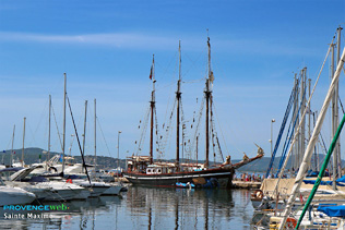 Sainte Maxime, gros voilier dans le port de plaisance