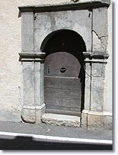 Tavernes, old door