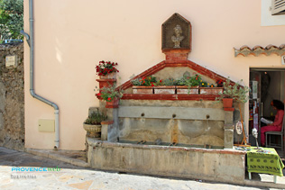 Tourrettes, fontaine