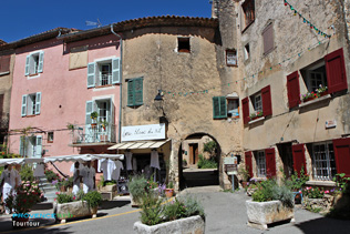 Tourtour, place avec fontaine et terrasses de restaurants