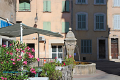 Trans en Provence, fontaine et terrasse