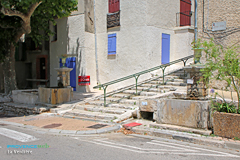 La Verdière, escalier et ses 2 fontaines